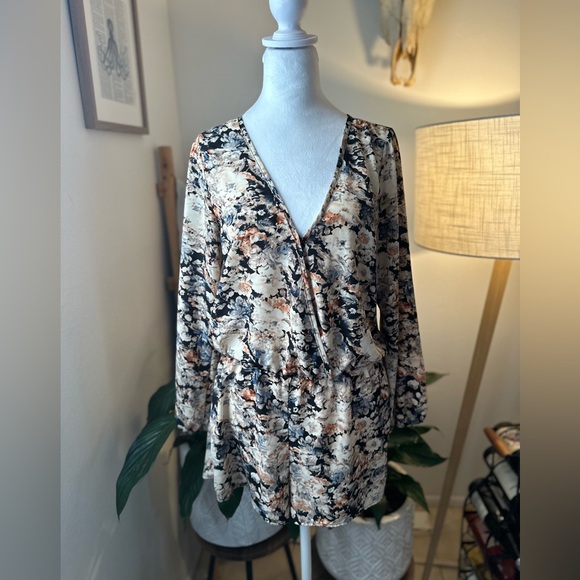 Floral V neck romper - Picture 2 of 6